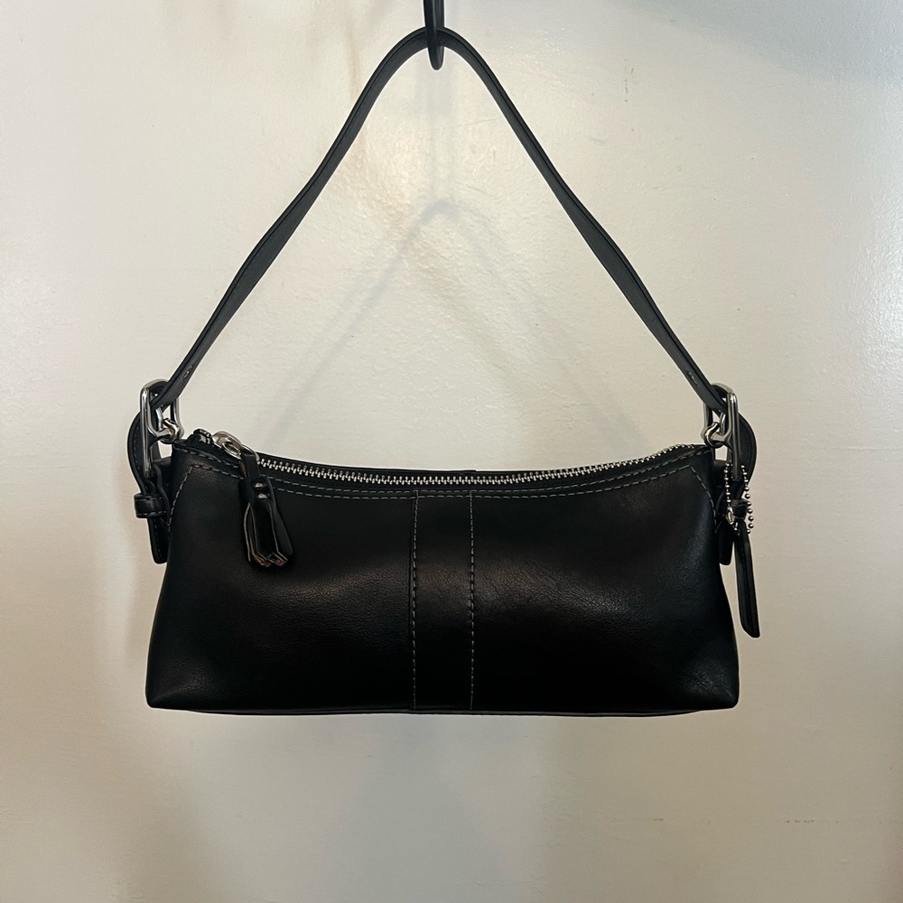 Coach Black Shoulder Bag Sleek Leather Design